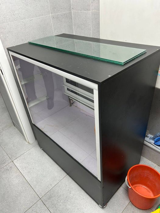 Витринный холодильник продам срочно