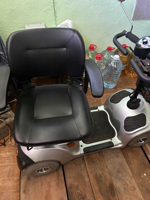 Електрическа количка за трудно подвижни хора ,възрастни или инвалиди