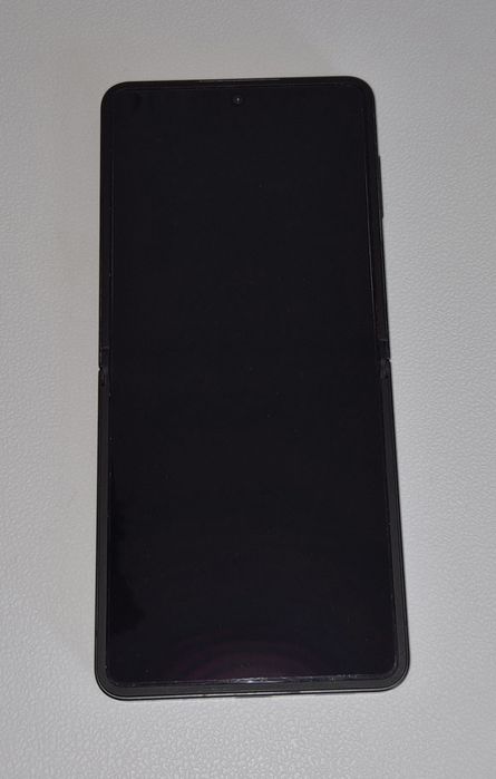Samsung Z Flip7 256GB Jetblack | 650€ | 2.5 г. гаранция | 20 калъфа