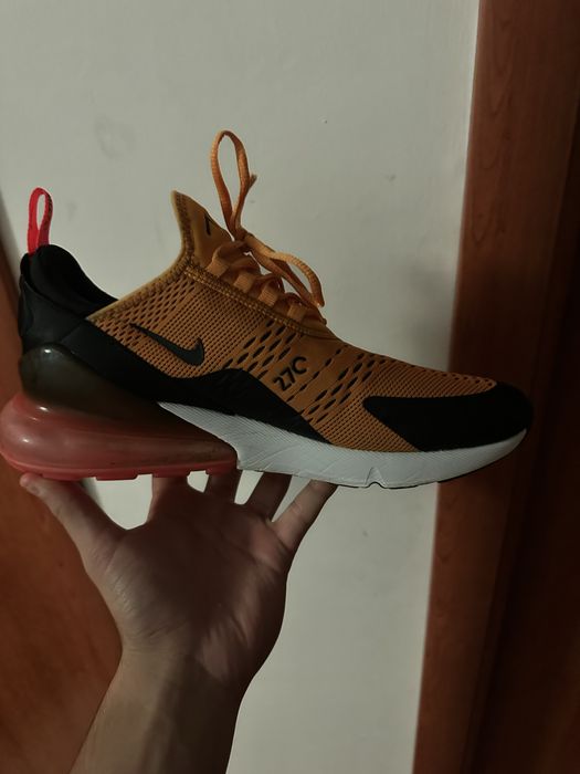 Adidasi Nike Air 270