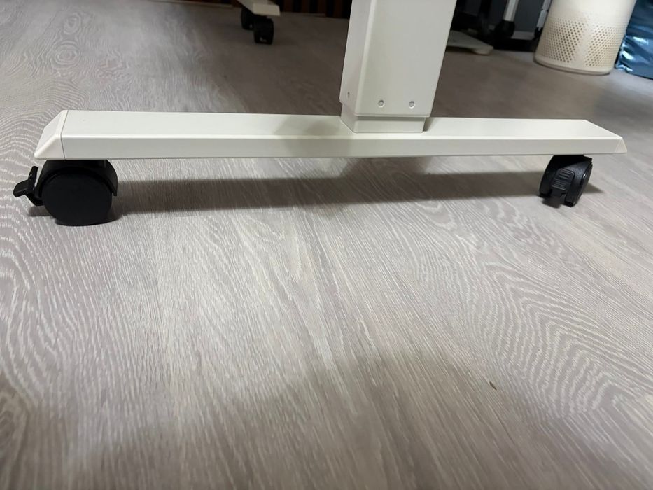 Регулируемо електрическо бюро