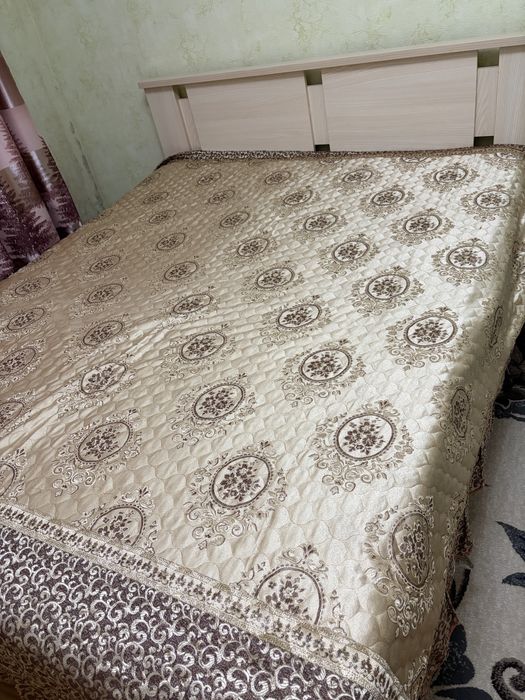 Кровать двухспальная с матрасом