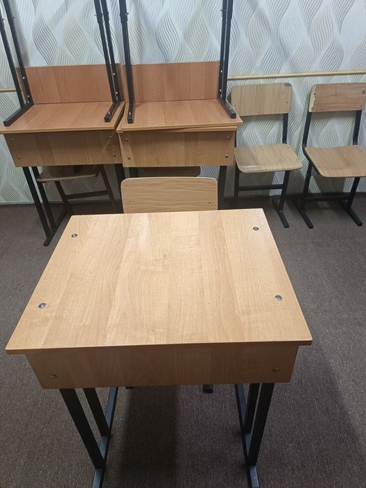 Продам парты б/у в хорошем состоянии.