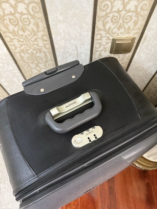 Продам большой фирменный чемодан