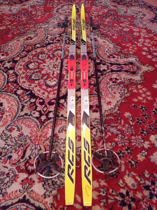 Vând schiuri pentru iarna