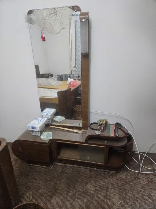 Стара спалня гардероб тоалетка