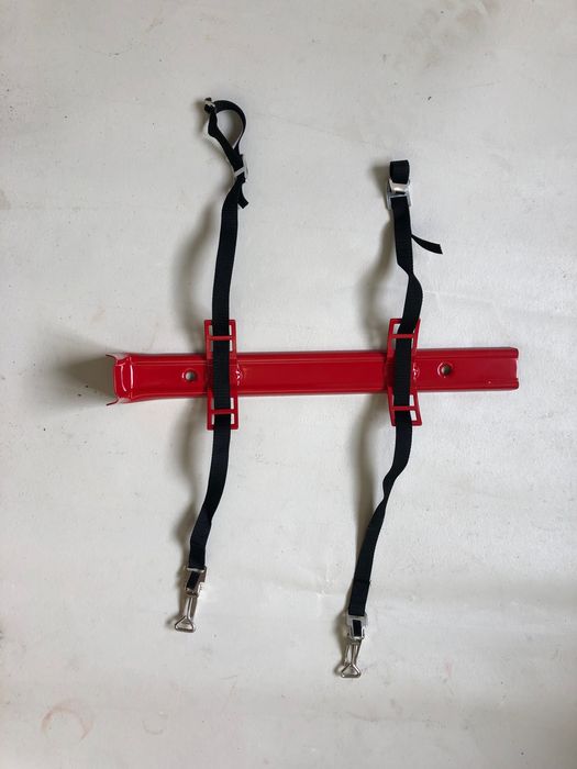 Стойка за пожарогасител за превозно средство и стена