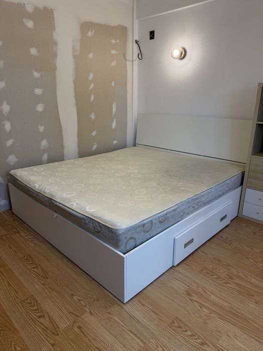 Pat 200x200 cm cu tablie inclusa, alb, cu saltea