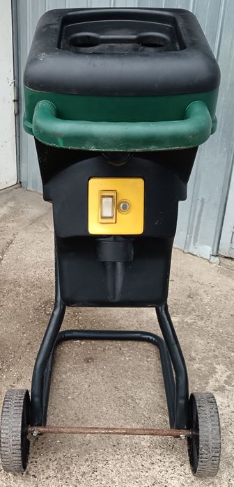 Tocător electric pentru crengi și resturi vegetale