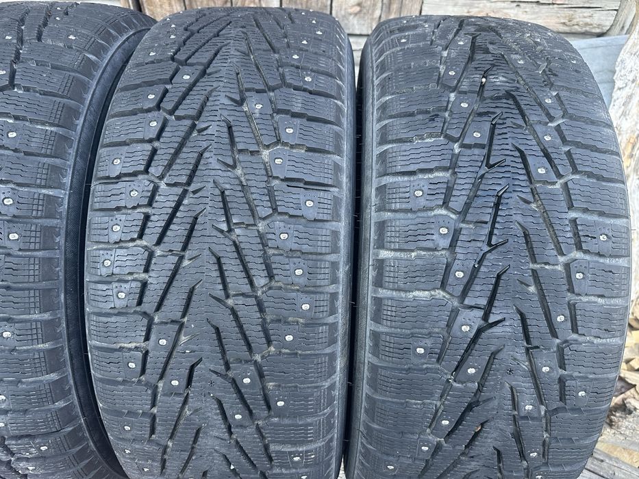 Продам зимние шины 285/60 R18.