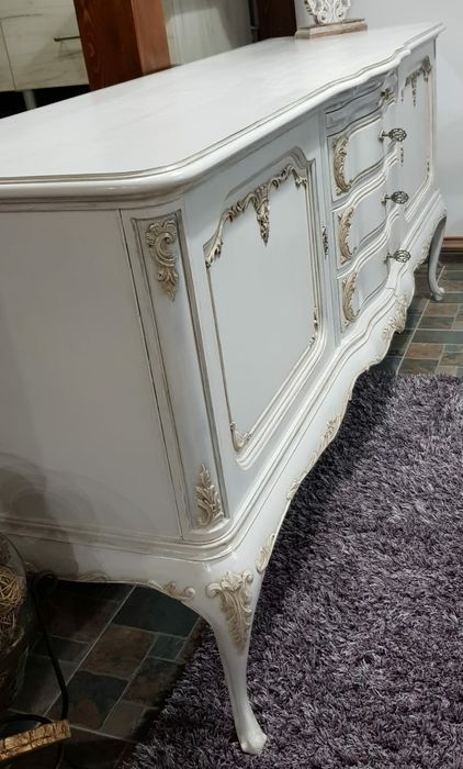 Mobilă veche reconditionată