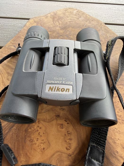 Binoclu Nikon drumetii