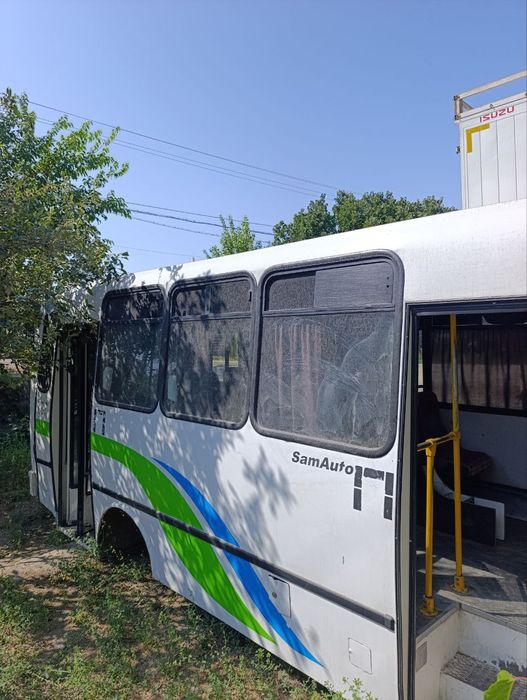 Автобус продаёт без рамы.