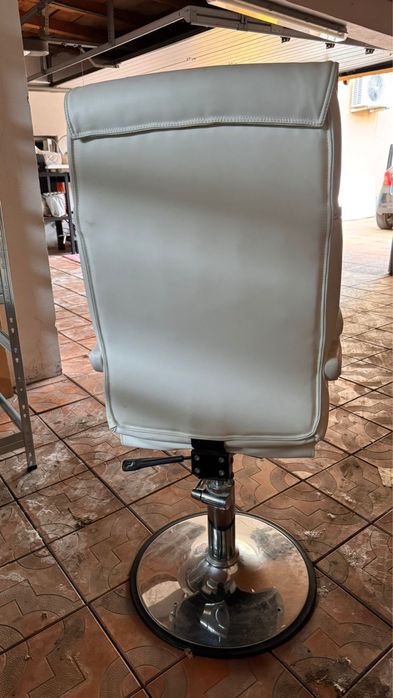 Scaun de pedichiura stare buna , din piele , cu picior pneumatic