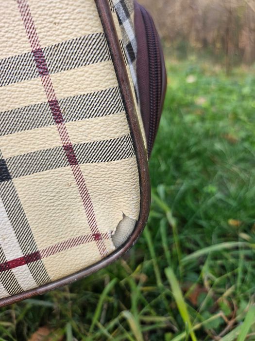 Burberry голяма чанта на колеленца с издърпваща дръжка