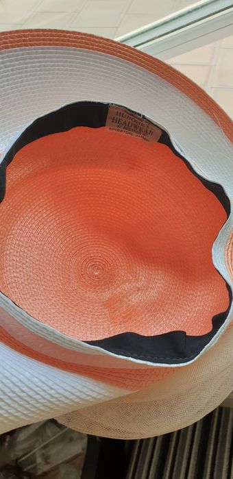 Palarie portocaliu și alb