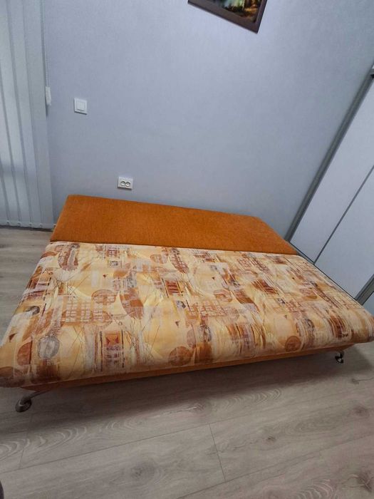 Продавам диван, произведен от Рудиан