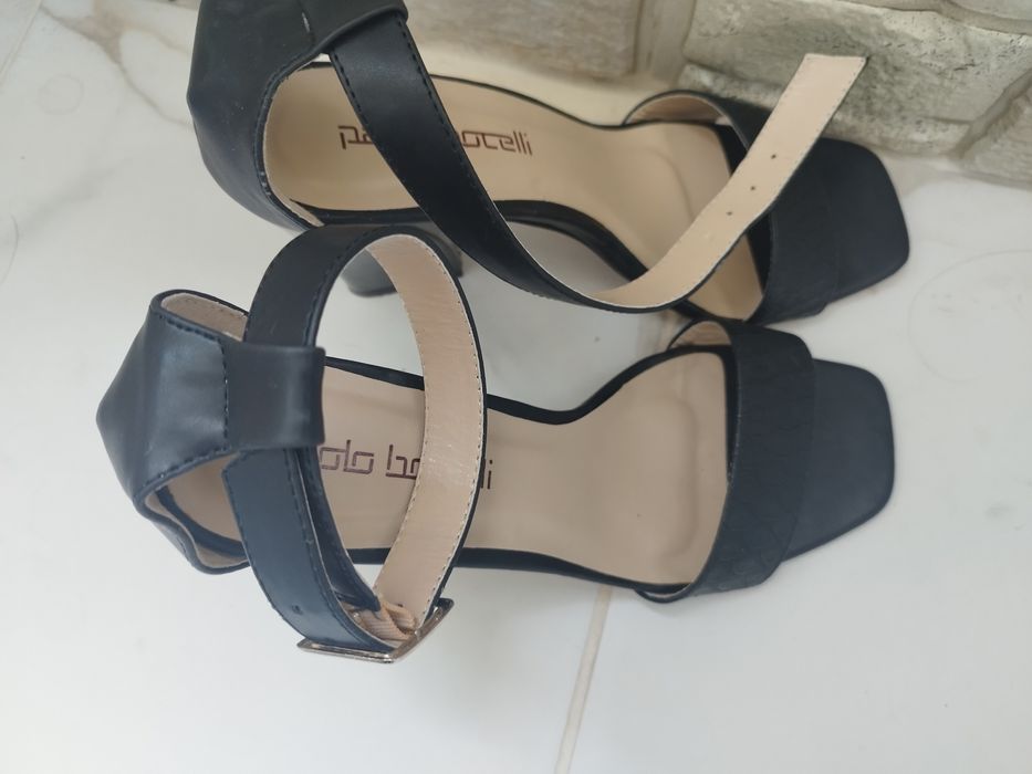 Черни сандали на ток