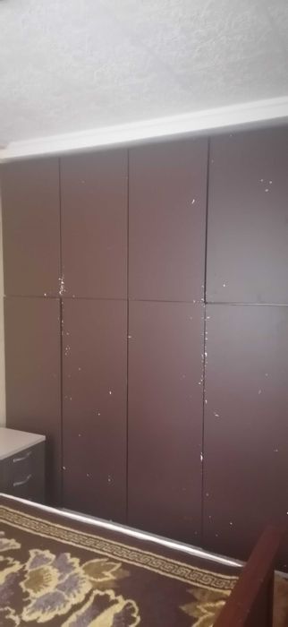 Спалня с матрак.