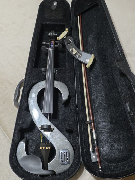 Tot pachetul 3.500 lei Chitara bass + vioara + stație Marbass