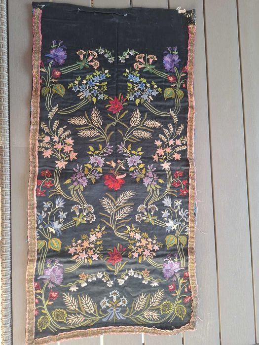Vând catrință veche din Banat (zona Lugoj) – broderie florală deosebită