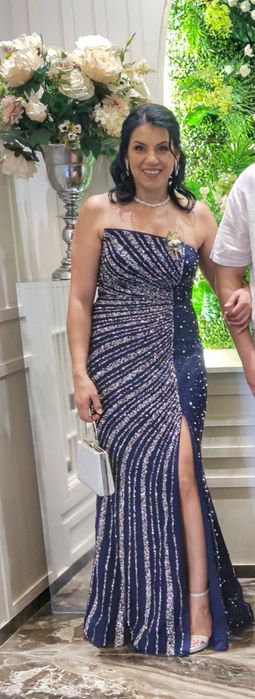 Тъмносиня официална рокля, страплес с много блестящи камъчета.