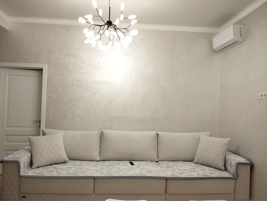 Люстра б/у яркая