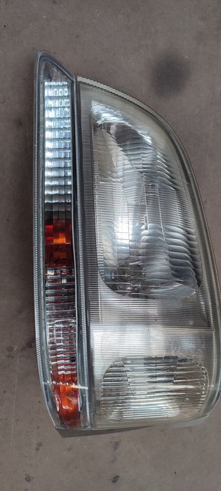 Фара передняя Toyota Hiace