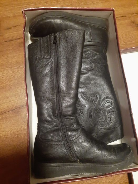 Продам кожанные женские сапоги