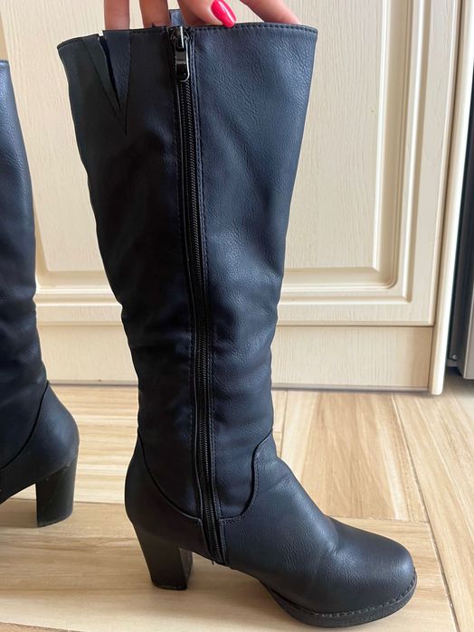 Дълги ботуши на ток