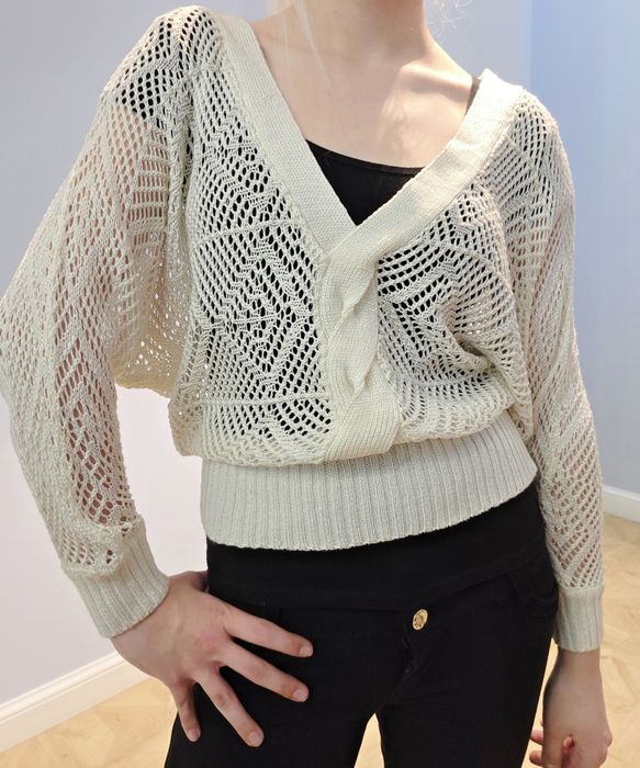 Белая вязаная кофта