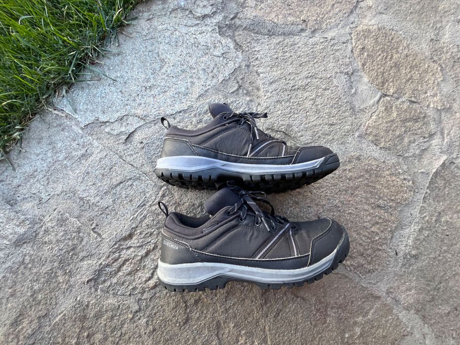 Туристически обувки от Декатлан 40 номер .