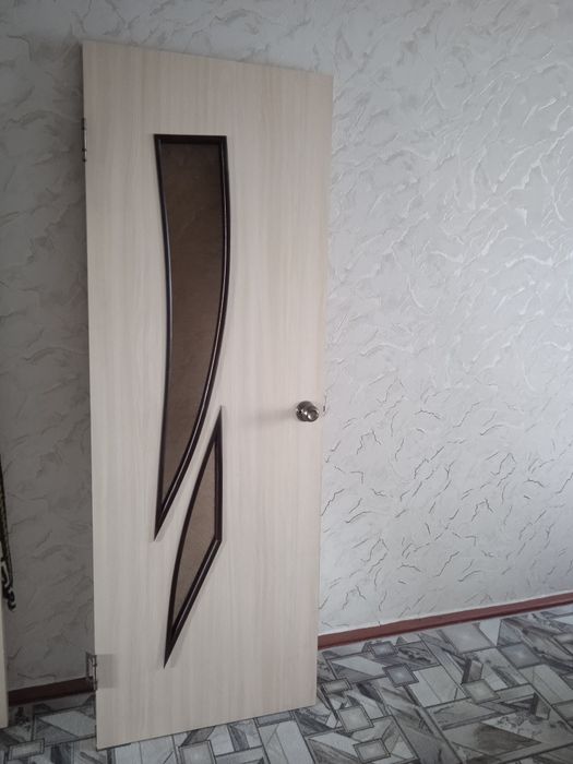 Дверь бежевая б/у..