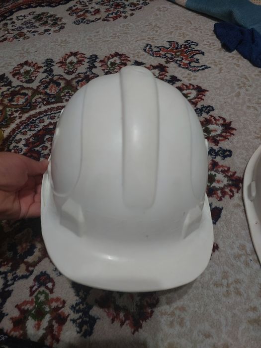 Продаю каску строительную бу в хорошем состоянии