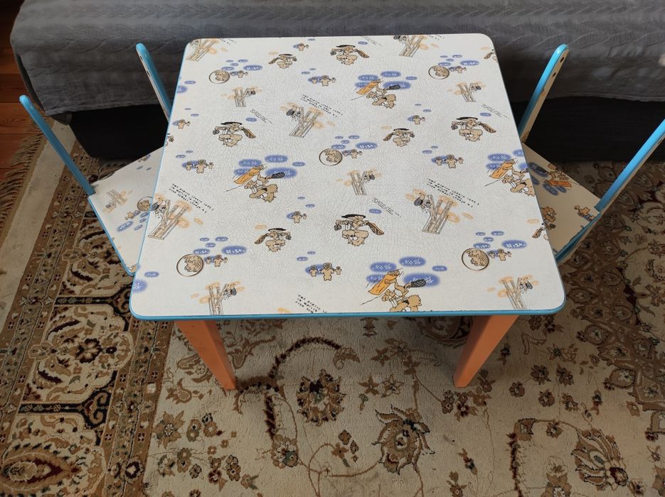 Детский столик с 2мя стульчиками.