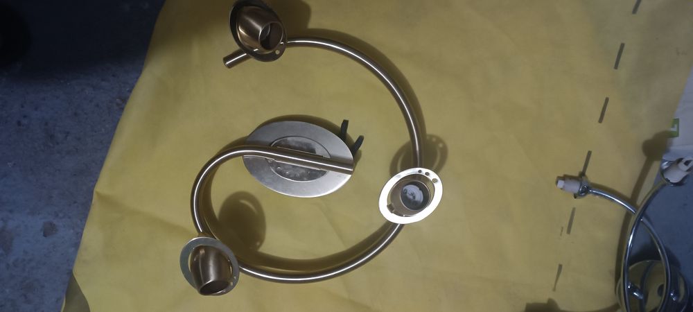 Продавам интериорно осветително тяло (троен спот) в отлично състояние.