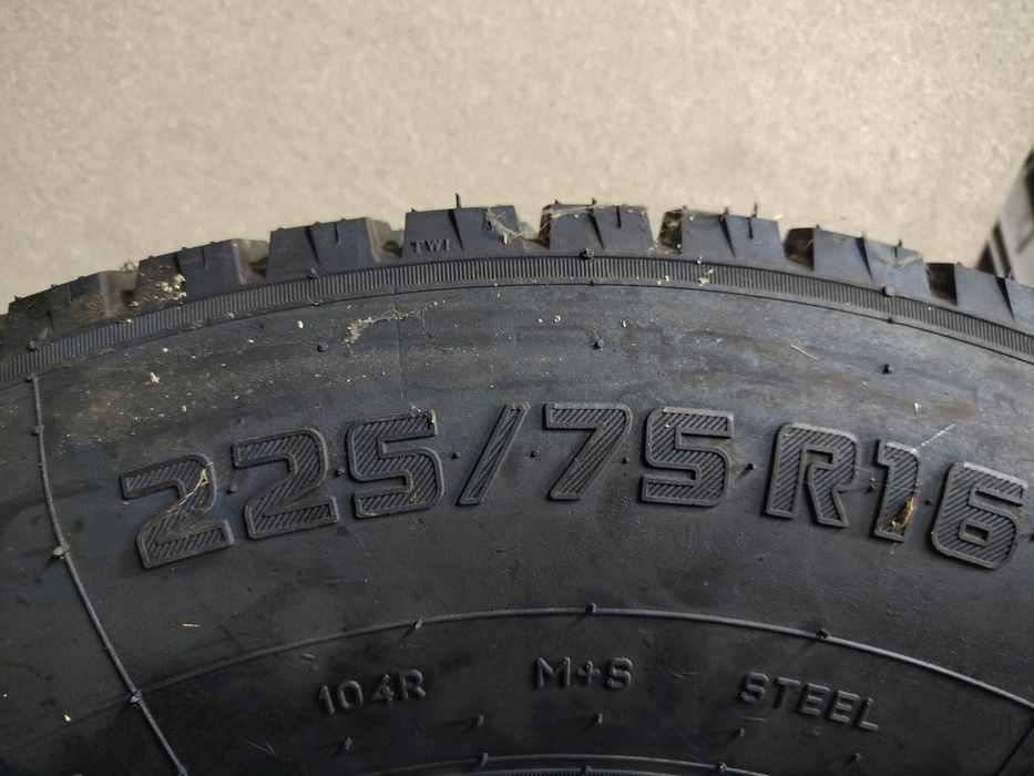 Продам комплект шин 225/75/16