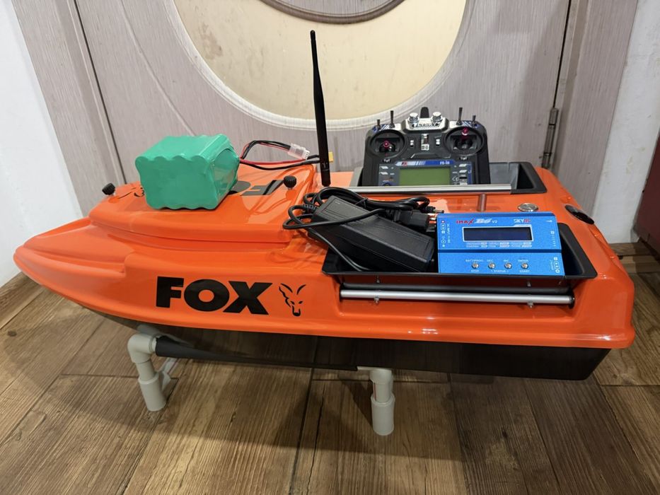Лодка за захранка с gps автопилот с лого на Fox