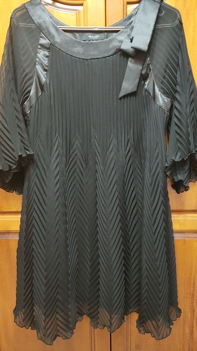 Черна плисирана рокля