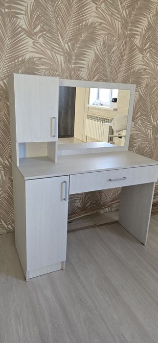 Продам стол с зерлаком