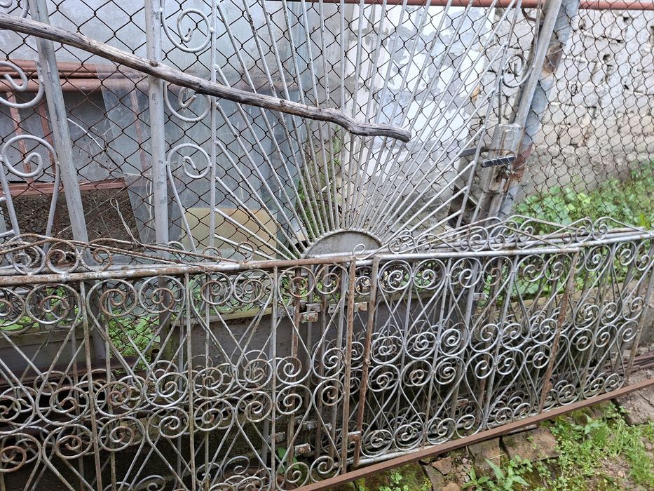 Materiale construcții din demolări, uși, ferestre, porți, sarma ghimpata și mașină de spălat,