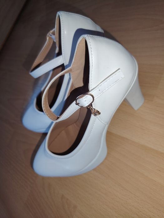 Pantofi eleganti albi