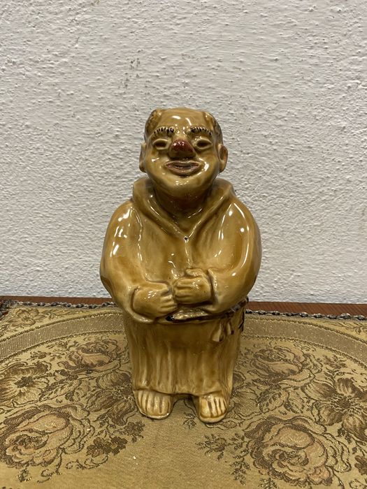 Испанска порцеланова фигура - бутилка свещенник