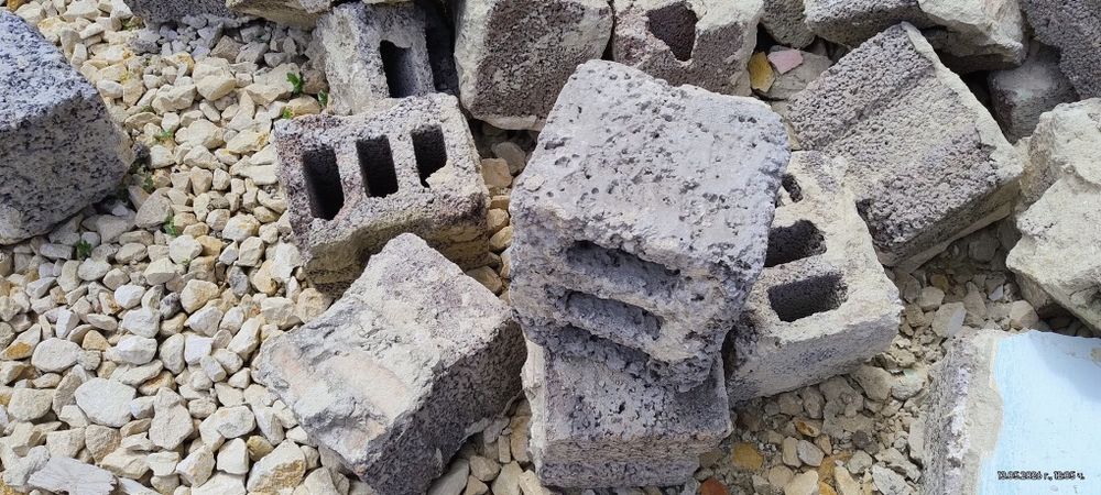 Подарявам  бетонни блокчета
