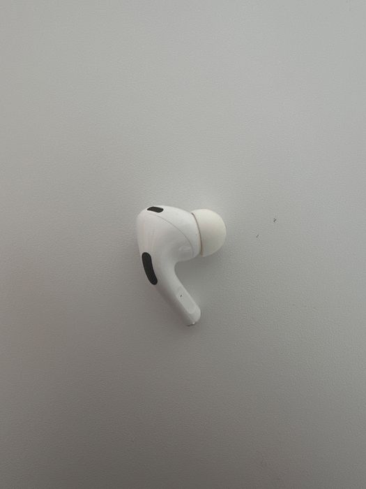 Продаю наушник на правое ухо