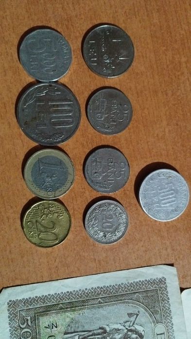 Vând bancnote , monede și ceas funcțional