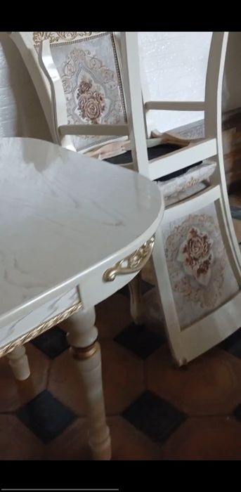 Стол и стулья  1 стол, 6штук стулья