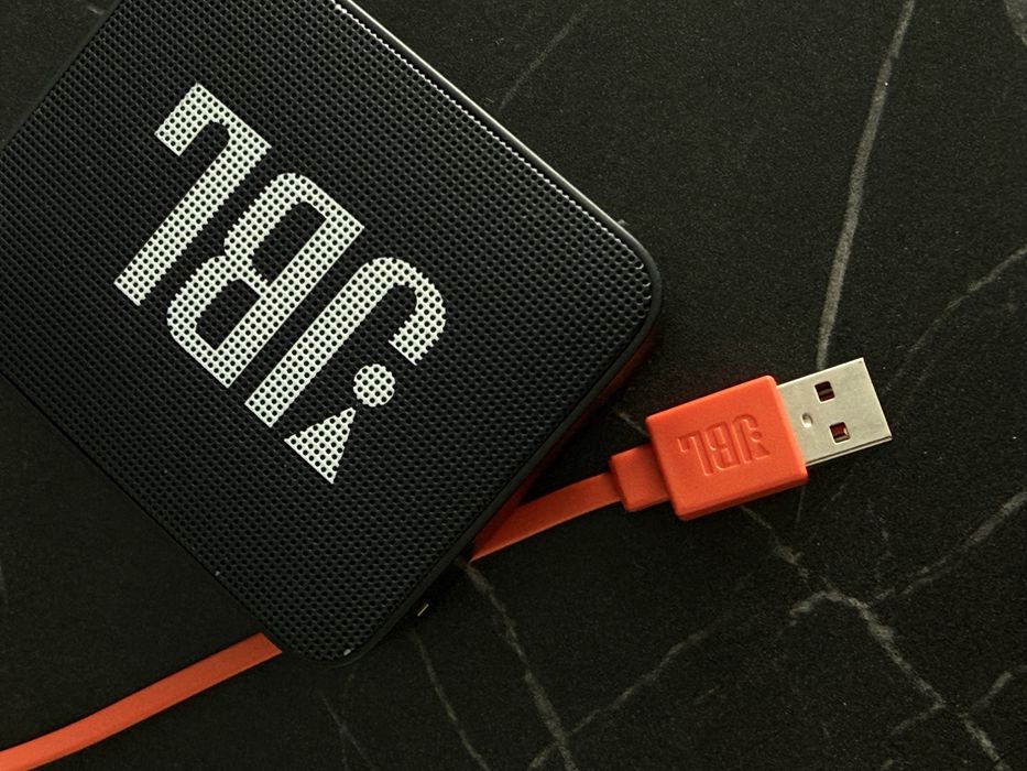 Колонка JBL Go продам