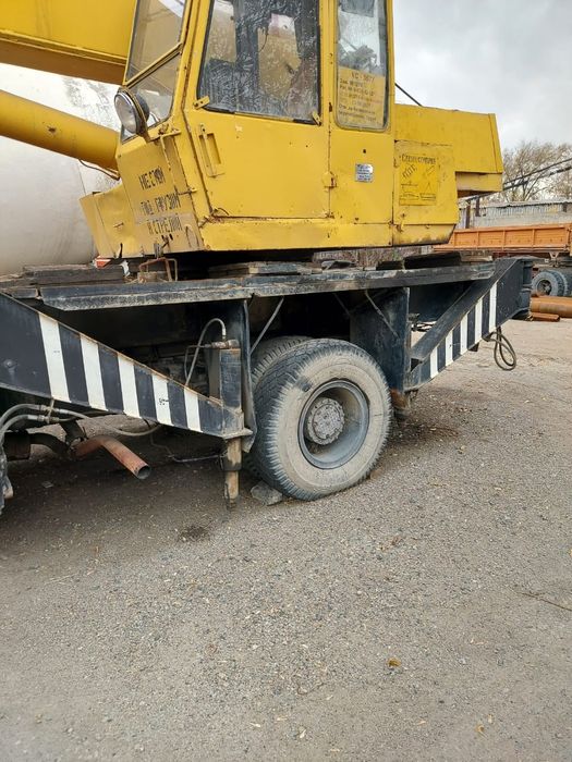 Кран на базе кузова Маз