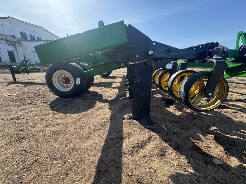 Глубокорыхлитель (щелеватель) John deere 2100